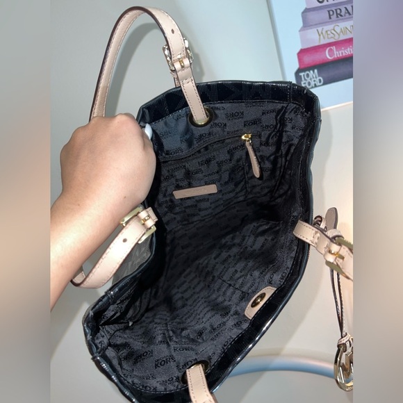 Michael Kors Black Jet Set Pocket Leather Tote Bag - Picture 4 of 11